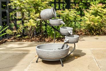 Preview: Solar-Wasserbrunnen mit Solarmodul im Garten aufgebaut